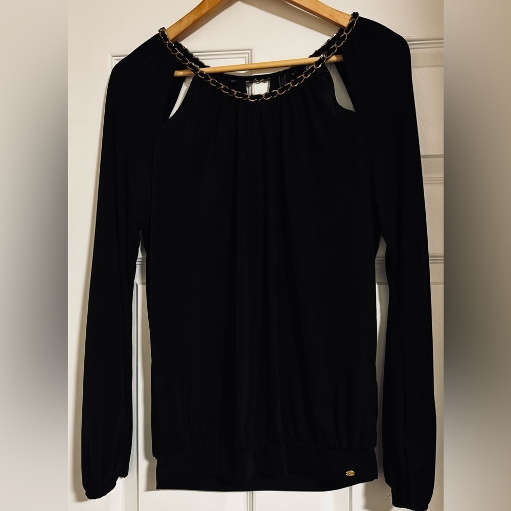 Guess NWOT medium
Elegant Black Chain-Detail Women's Top